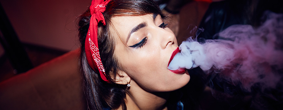 woman vaping. marketing cannabis products online usa.